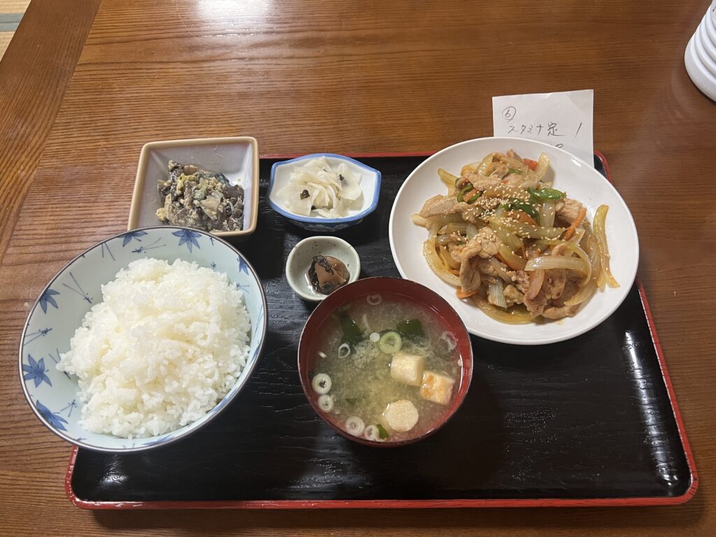 新潟・上越市内にある、海からもほど近い七福食堂のスタミナ定食