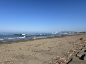 新潟 サーフィン 郷津ポイントの海と駐車場風景（上越市）