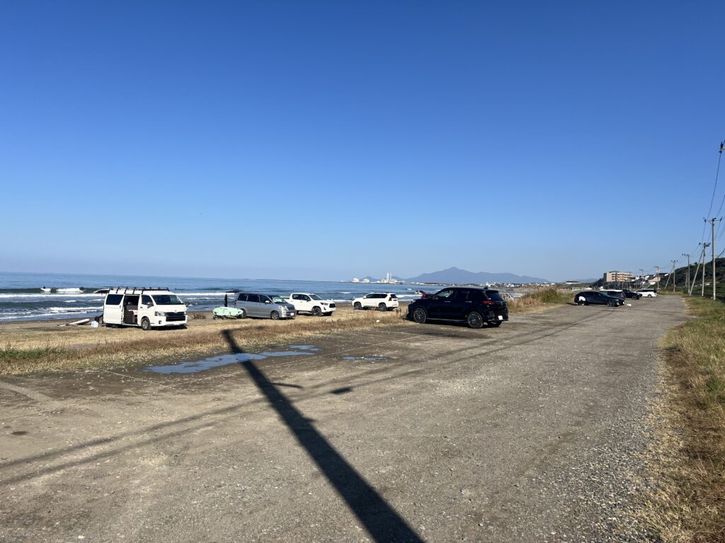 新潟・上越地方でサーフィンができる郷津ポイントの無料駐車場と波の様子