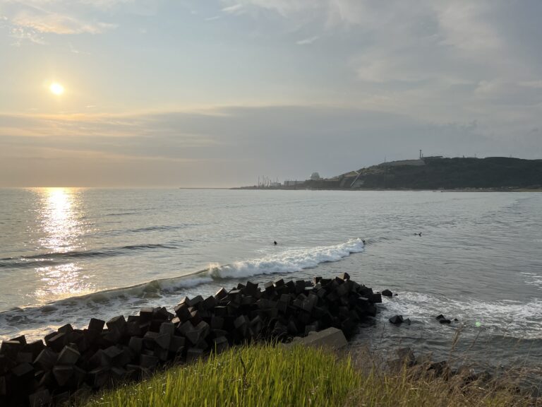 日本一周サーフトリップ6日目｜夕暮れ前、二人きりの海へ飛び込んだ